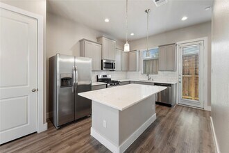 Building Photo - 7703 Rainbow Cl
