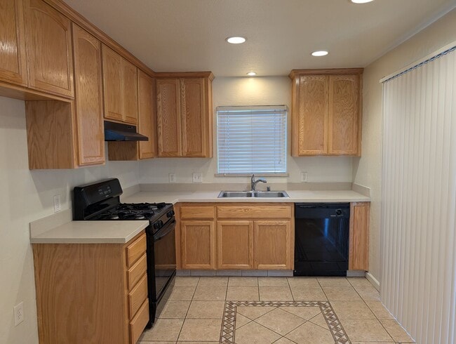 Foto del edificio - Updated home featuring a nice floor plan a...
