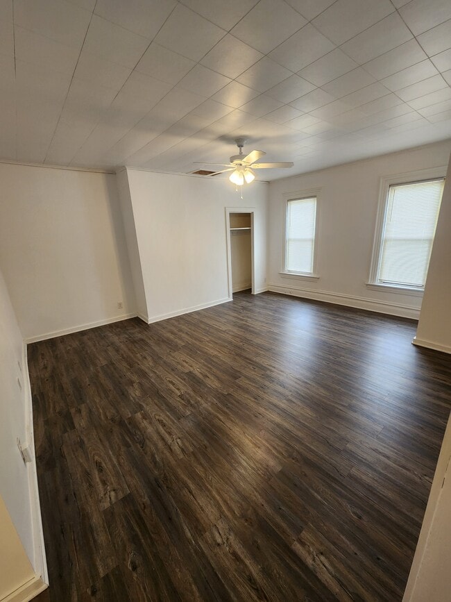 Living Room (15.5x17.5) - 243 W Brady St