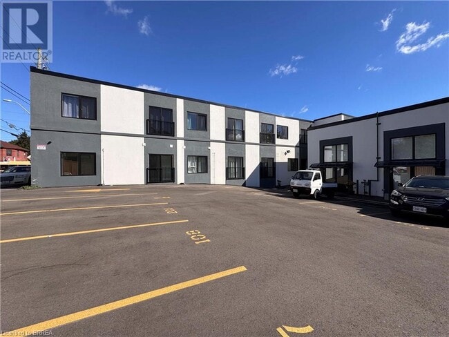 Photo du bâtiment - 252-266 CATHARINE Street N Unit# 202