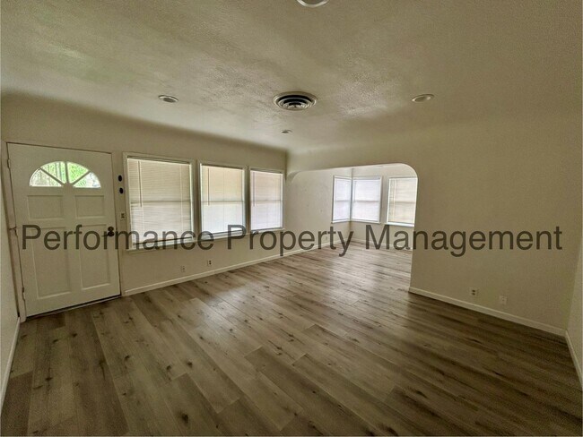 Foto del edificio - Charming 3 Bed/2 Bath NE Bakersfield Home w/ RBP & $0 Deposit Option