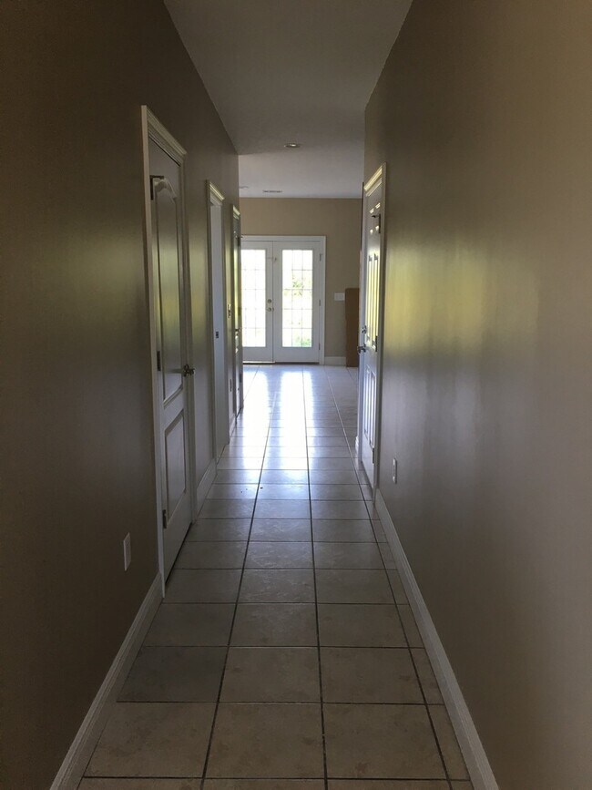 Foto del edificio - Great Townhome w/Easy Access to Shopping, ...