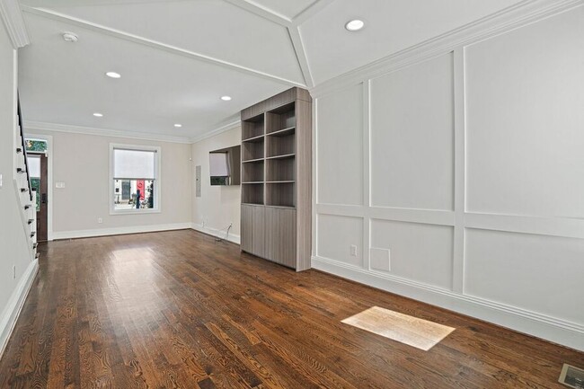 Building Photo - 1411 D St NE