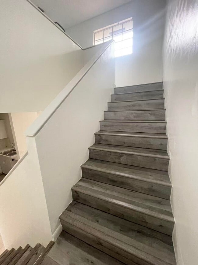 Building Photo - 521 Cypress Way W