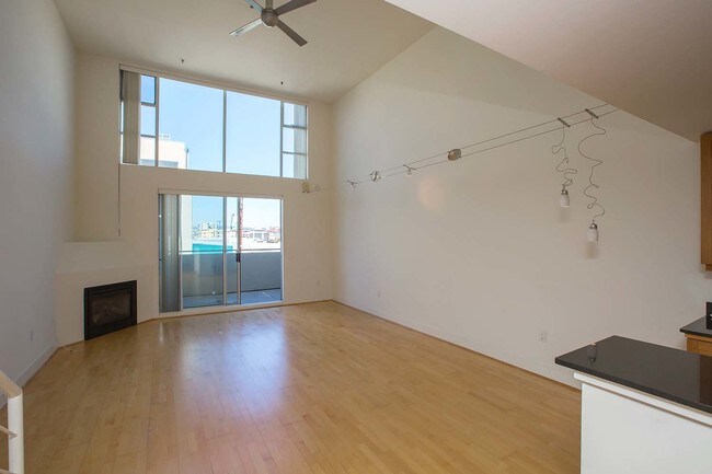 Foto del edificio - Spacious Bi-Level Loft with Balcony in SOMA