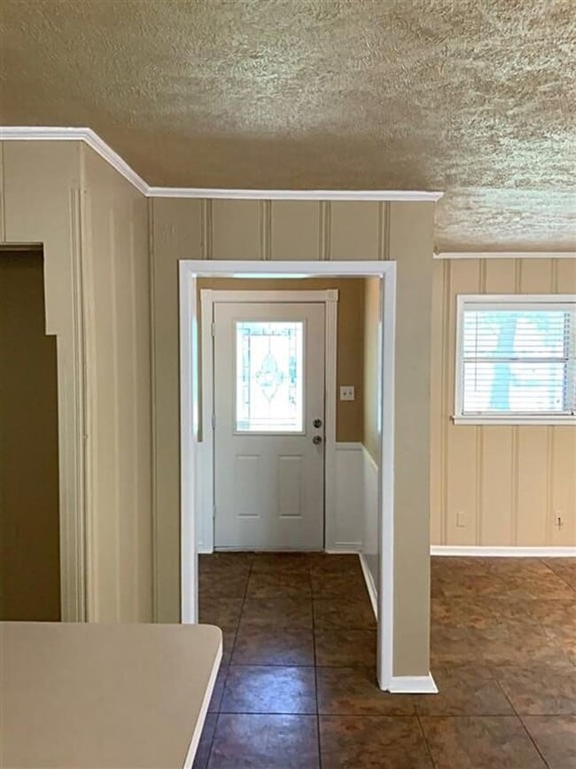 Building Photo - 3/2 with fenced yard and covered parking