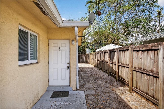 Building Photo - 709 SW 13th Ave