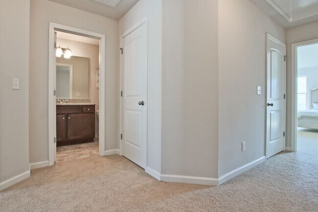 Foto del edificio - 3 Bed 2.5 Bath Townhome in Jonesboro! Gard...