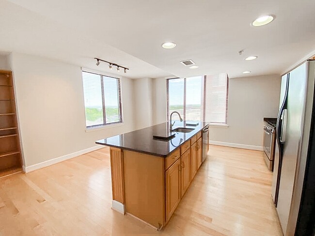 Building Photo - Luxurious 2 Bed 2.5 Bath Condo In Sought A...