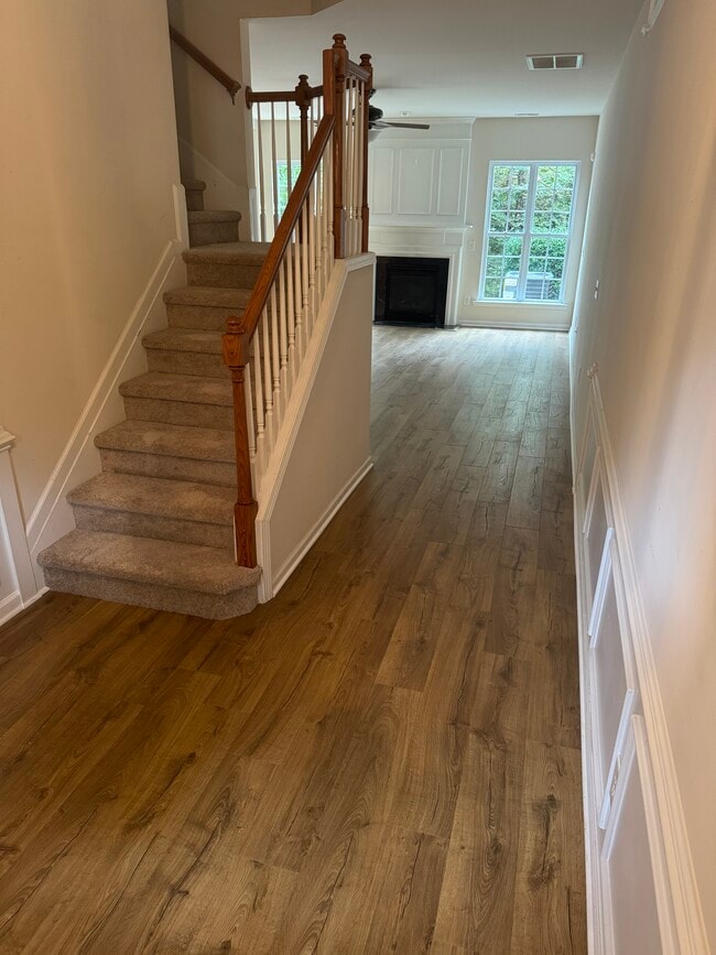 Entry foyer - 8321 Deckbar Pl