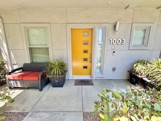Foto del edificio - Furnished 3-BR/3-BA Townhouse w/ Giant Roof deck, 2-Car Garage, EV Hookup