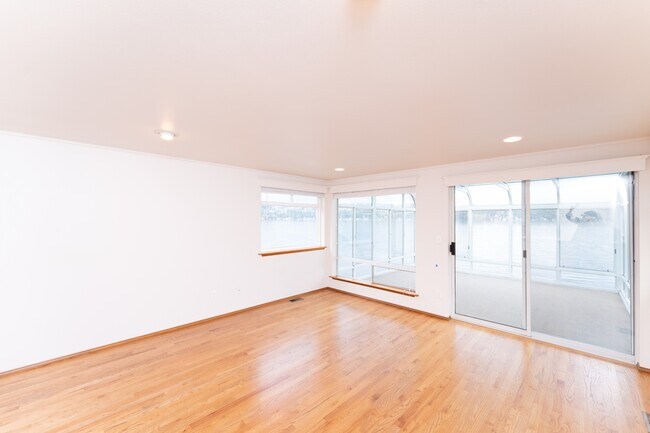 Foto del edificio - 10358 Riviera Pl NE