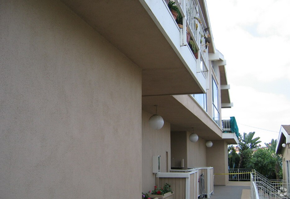 Alternate Building View 2 - 114 Avenida Del Reposo