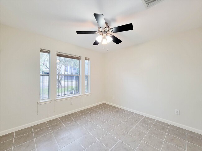 Foto del edificio - 3010 La Branch St