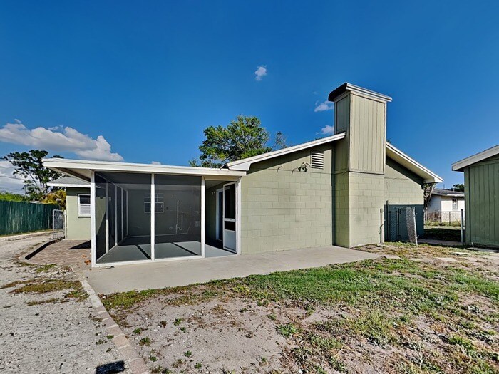 Building Photo - 1175 Luke Ave