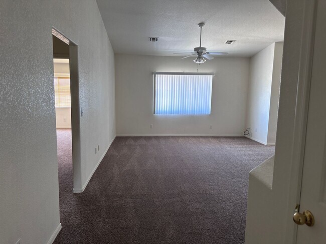 Foto del edificio - 2 BR 2Ba Home with YARD, Garage, close to Hwy 95 Fort Mohave