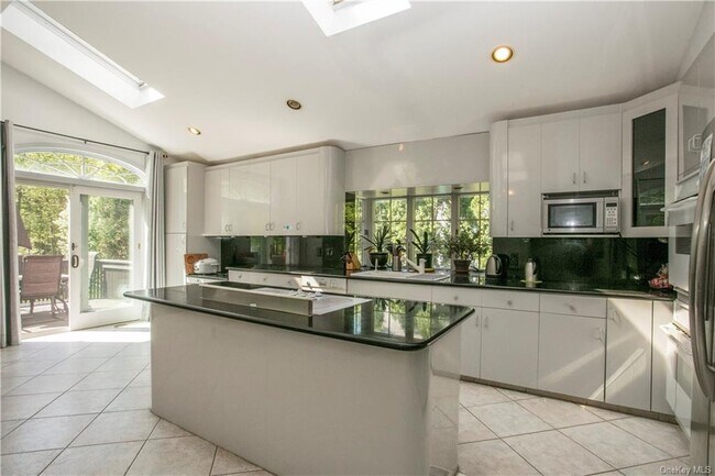 Foto del edificio - 150 Saxon Woods Rd