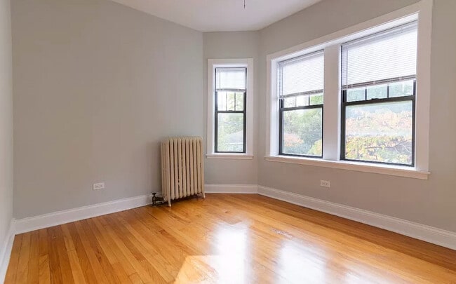 Building Photo - 1507 W Sherwin Ave