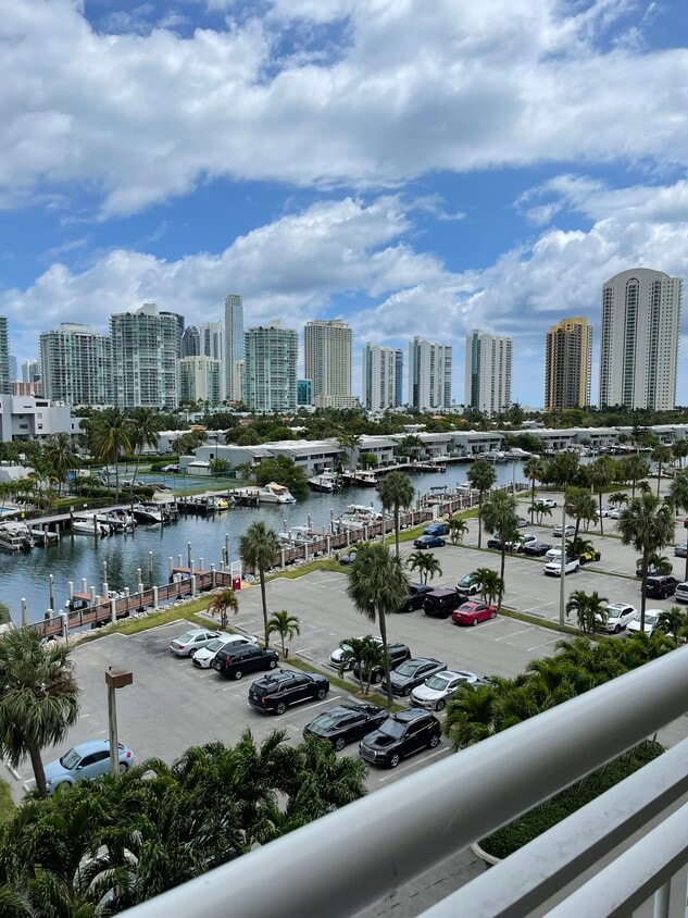 Foto principal - 400 Kings Point Dr