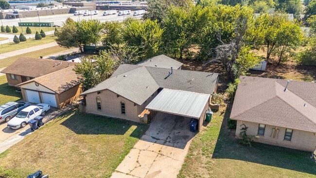 Building Photo - Charming 5-bedroom, 1.5-bathroom home