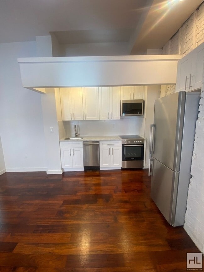 Building Photo - CENTRAL AVENUE / Spacious Bushwick 1 Bed 1-Bath
