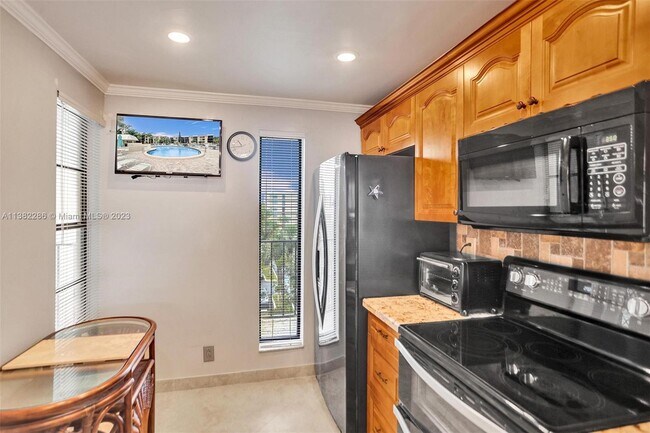 Building Photo - 15 Royal Palm Way