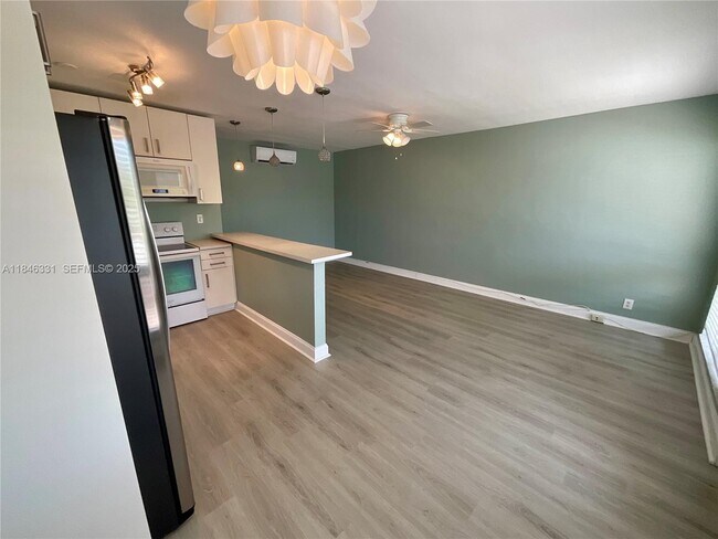 Foto del edificio - 2716 NE 30th Pl