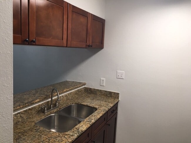 Building Photo - 7114 N Holiday Dr