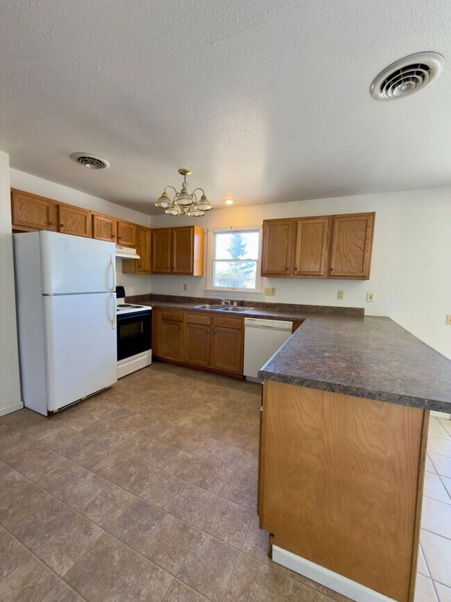 Building Photo - 1555-MF2-E4