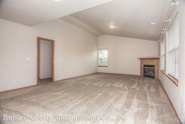 Building Photo - 4 br, 2 bath House - 3332 SW Kalama Ave.