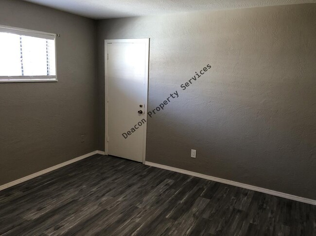 Building Photo - 10218 Candelaria Rd NE