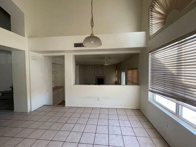 Building Photo - 922 N Sicily Dr