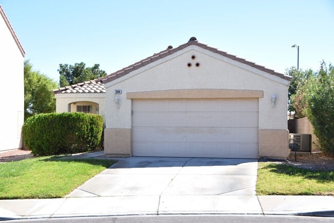 Building Photo - NORTHWEST - 1 STORY HOME - FRONT & REAR LA...