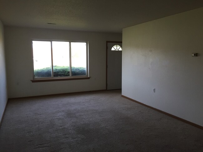 Building Photo - 826 Canary Ln