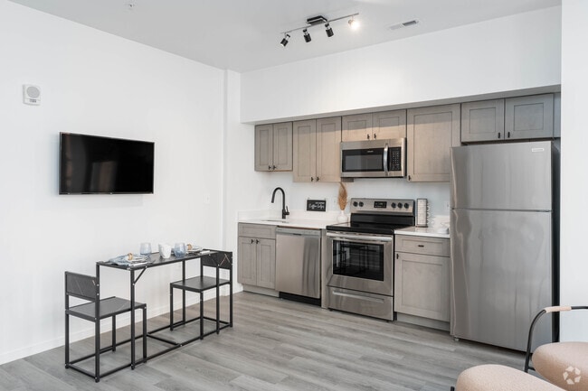 1BR 1BA 680SF - 725 W Pratt St. Apartments