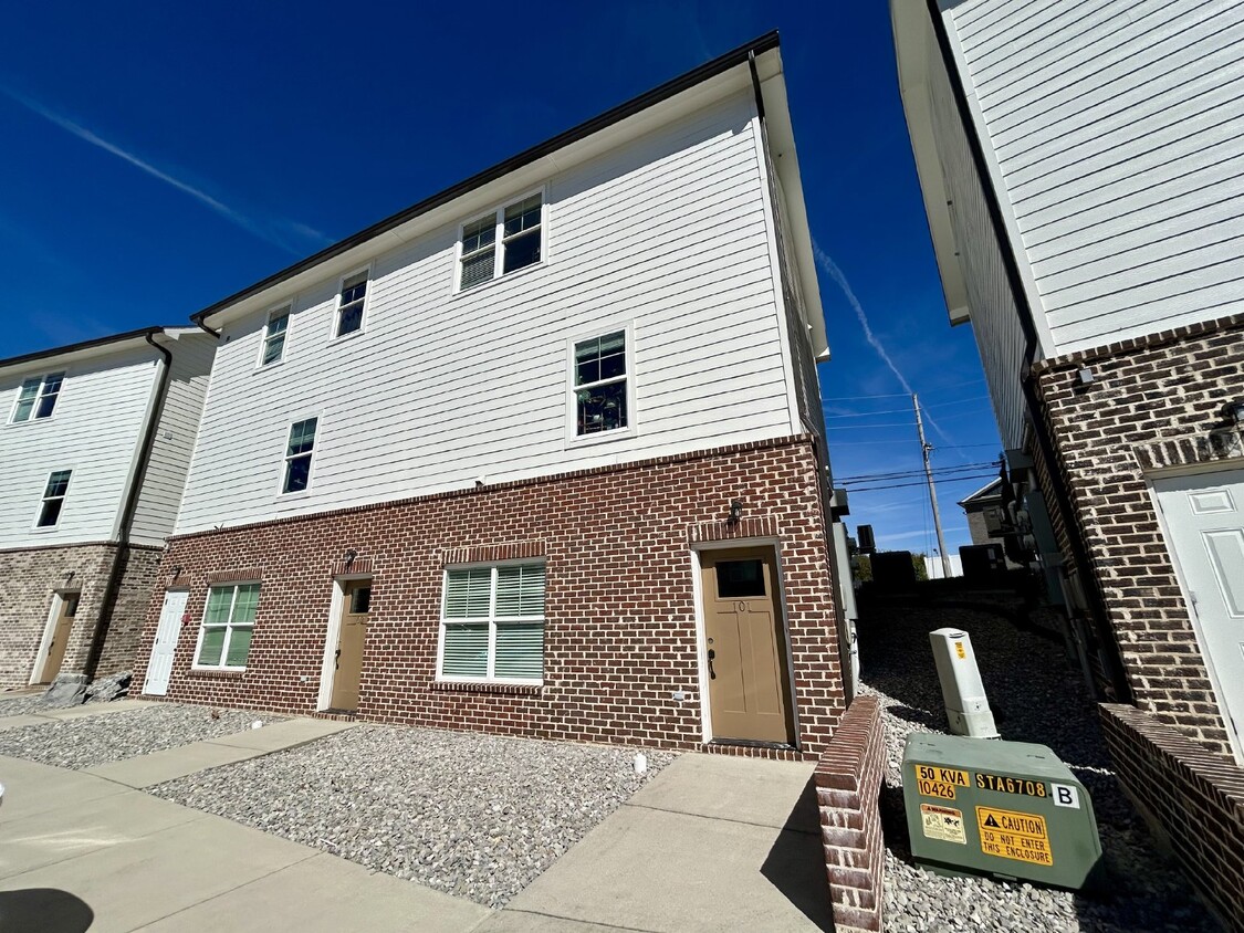 Primary Photo - 2 BD 2.5BA TOWNHOME FOR RENT IN NEWLY BUIL...