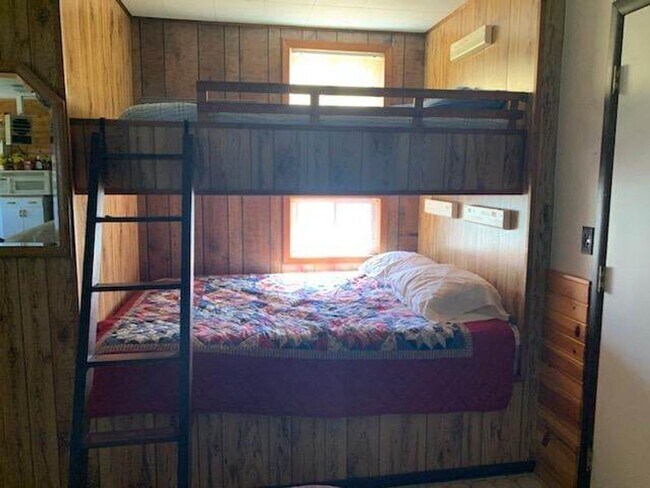 Foto del edificio - Fully furnished open room cabin- Available Sept 1st - End of April 2026