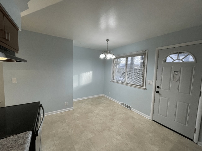 Building Photo - 1025 Mayfair Dr