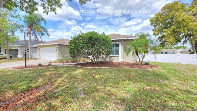 Building Photo - CUTE AND SPACIOUS 3 BEDROOM/ 2 BATH POOL HOME! NORTH PALMETTO! PET FRIENDLY!