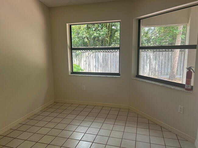 Foto del edificio - 4137 Woodview Dr