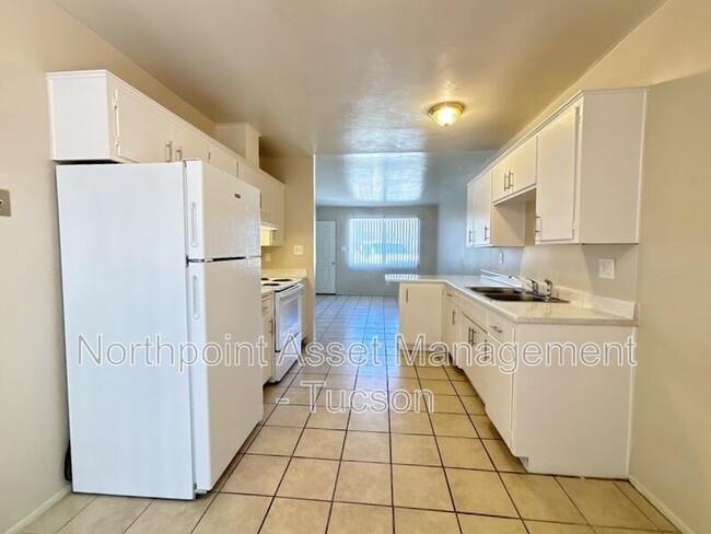 Building Photo - 1558 N Craycroft Rd