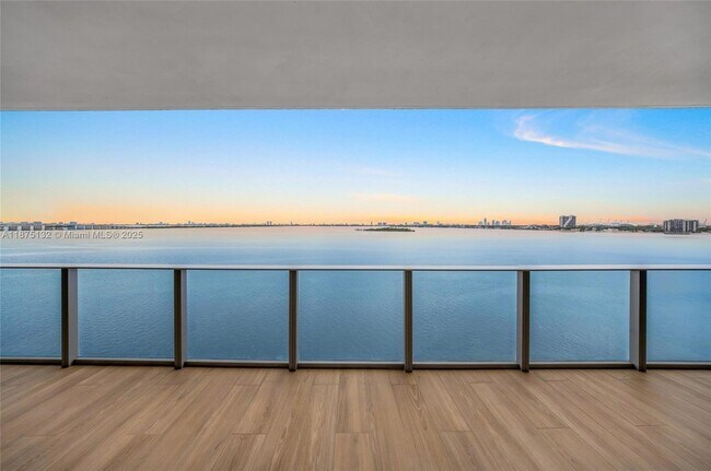 Foto del edificio - 700 NE 24th St