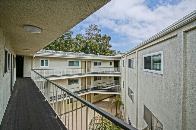 Foto del edificio - Bright & Spacious, Top-Floor 3BR3BA Condo ...