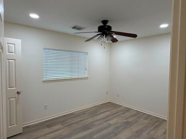 Building Photo - 7922 Thorncroft Manor Ln