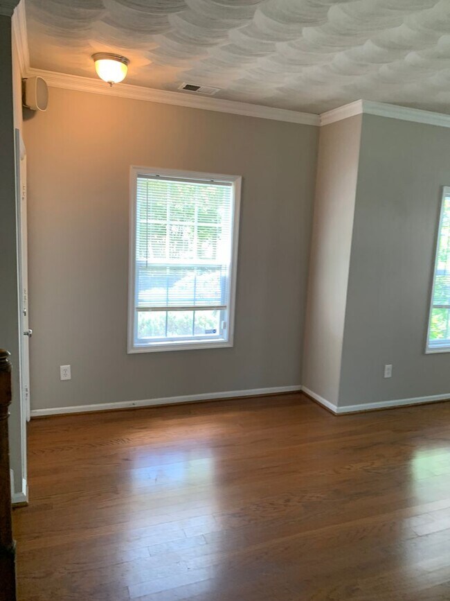 Building Photo - 4 Bedroom