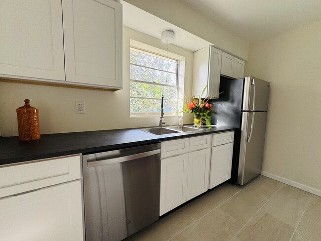 Foto del edificio - 766 Bates Ave SW