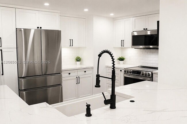 Foto del edificio - 8390 SW 72nd Ct