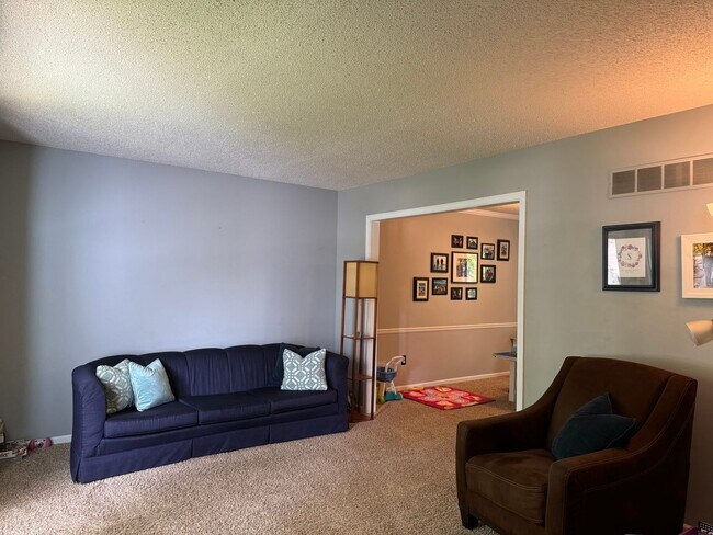 Building Photo - {14424} Lovely Lenexa Home + Fenced Backya...