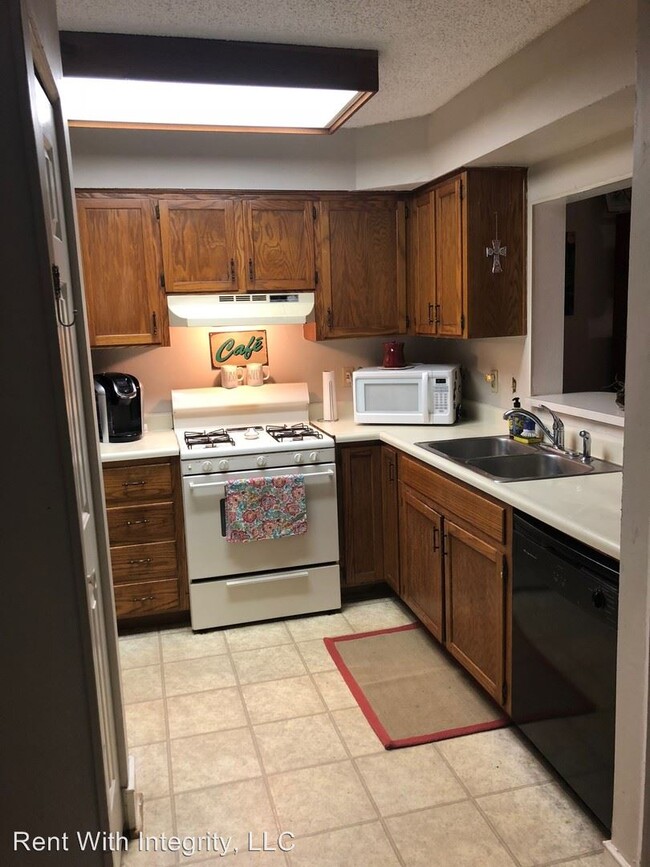 Building Photo - 1737 Beechwood Cir S