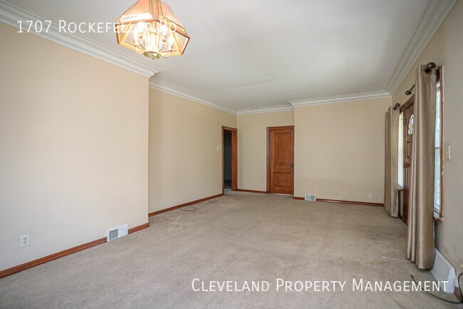 Building Photo - Stunning Wickliffe Home!